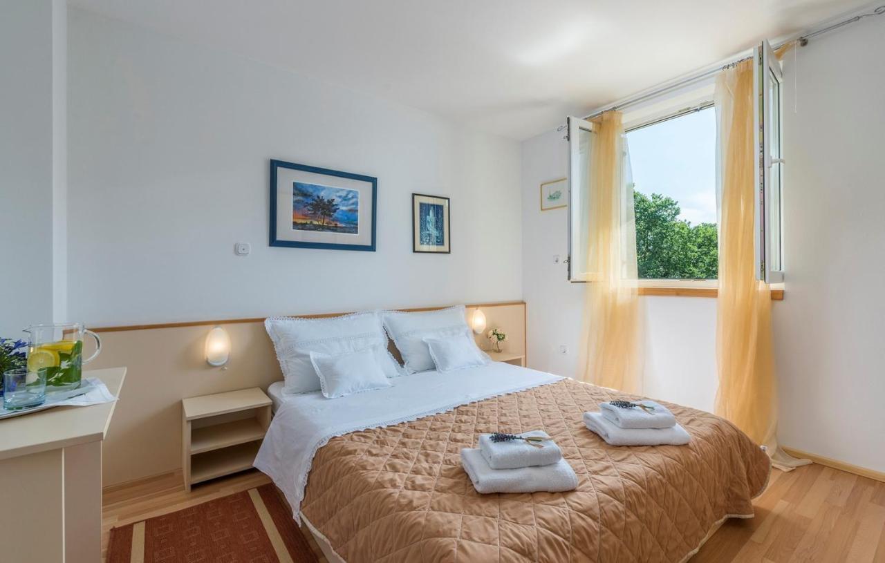 Apartment Nensi Porec Esterno foto